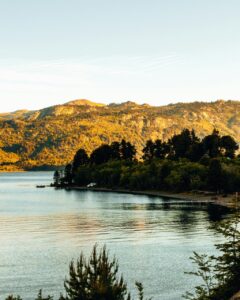 Vista del Lago Traful en Neuquén con montañas al fondo