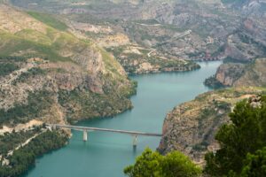 Vista panorámica del Embalse Ullum y Caracoles en San Juan