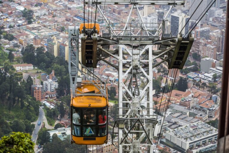 Teleférico en Moquegua con vistas panorámicas de la ciudad
