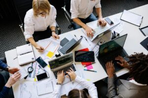 Grupo de personas trabajando en un proyecto de inversión turística