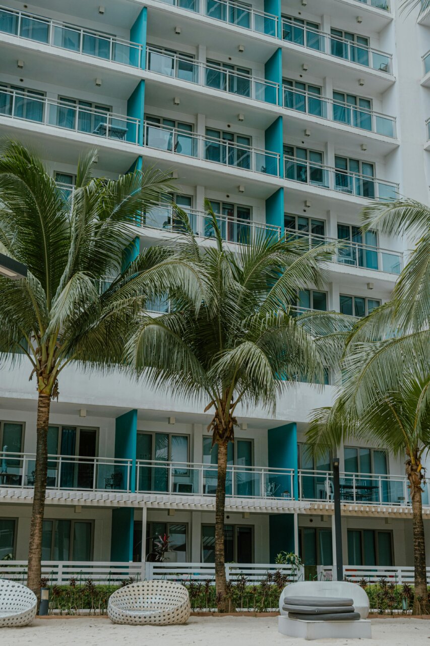 Vista del nuevo hotel 4 estrellas en Santa Lucía con palmeras