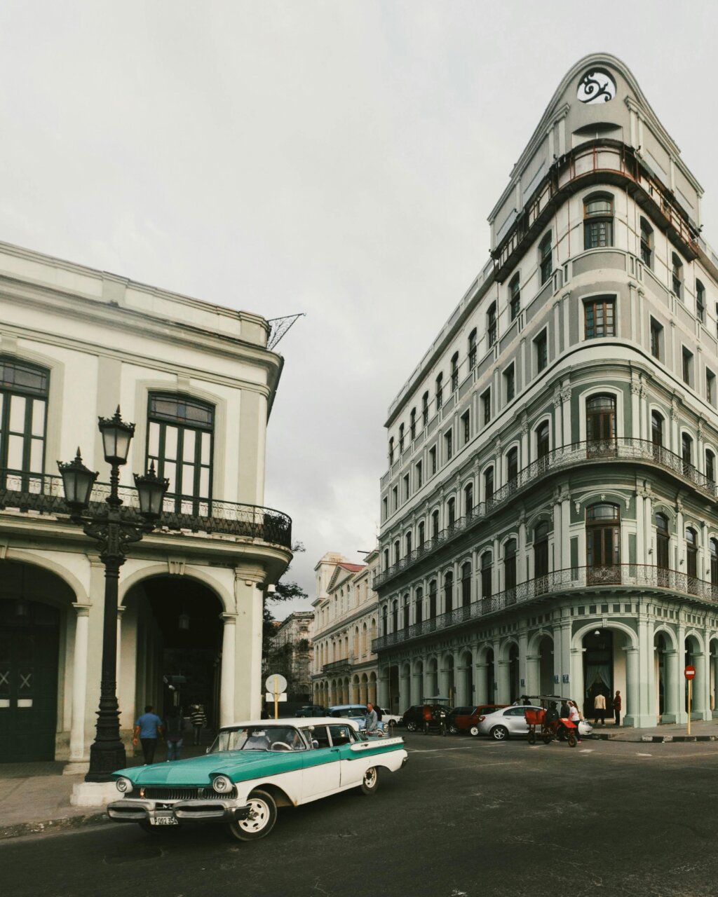 Vista de edificios en Vedado, La Habana, con un coche clásico.