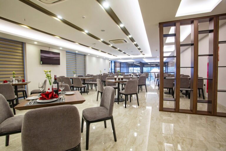 Interior del restaurante turístico El Muelle en Moquegua con mesas y sillas elegantes.