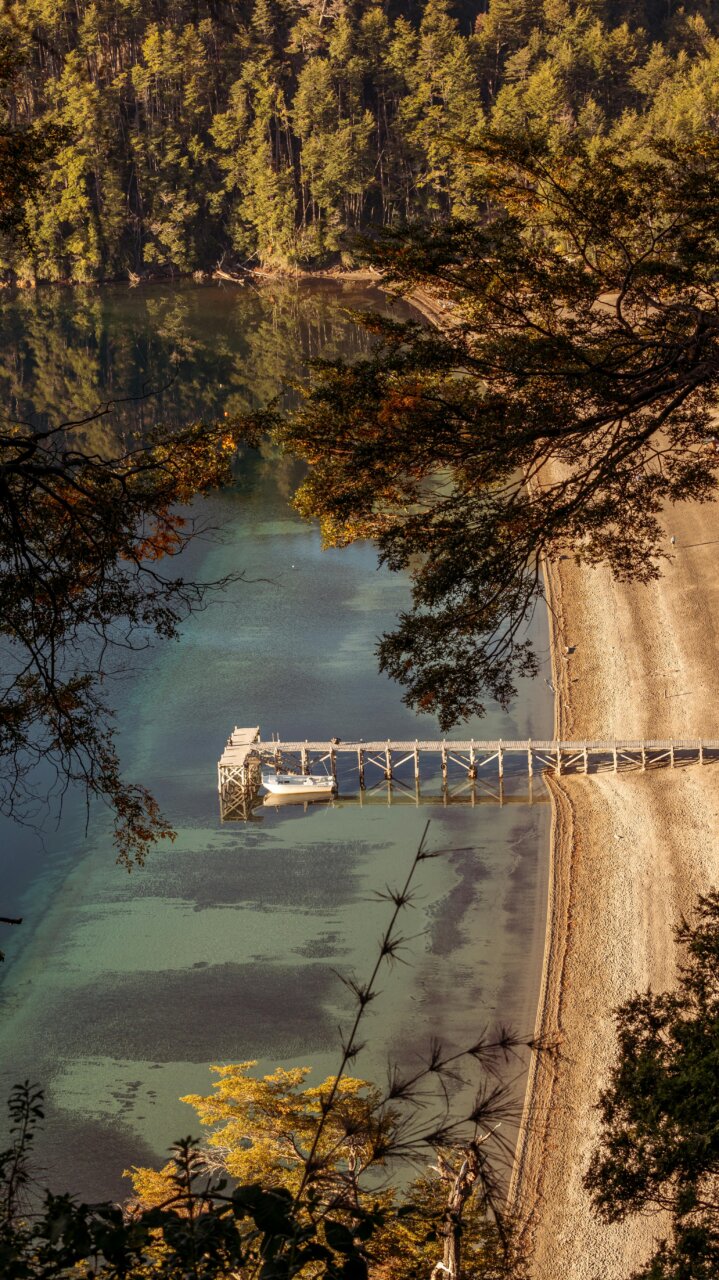 Vista del dique Potrero de los Funes con un muelle y vegetación circundante
