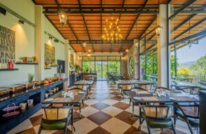 Interior de un restaurante con mesas y decoración elegante