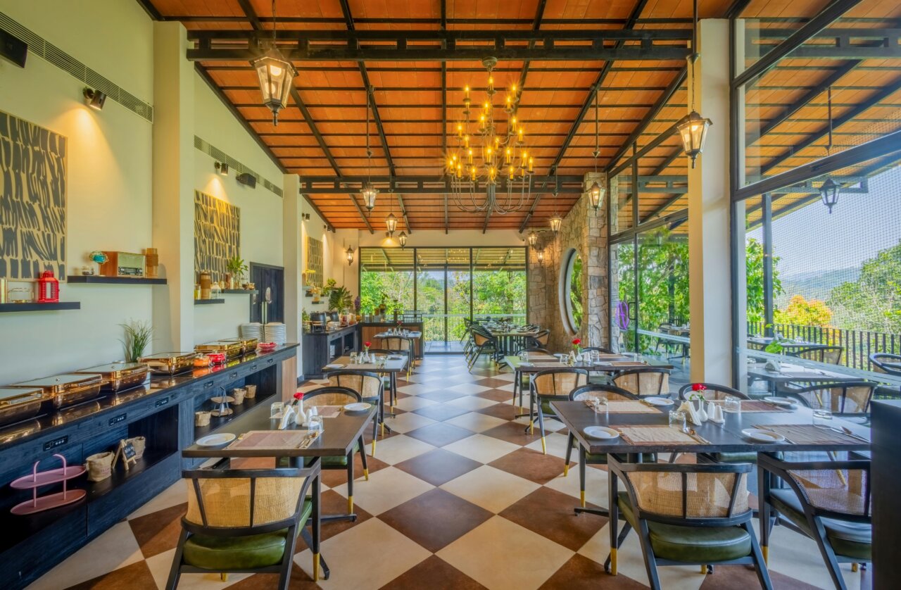 Interior de un restaurante con mesas y decoración elegante