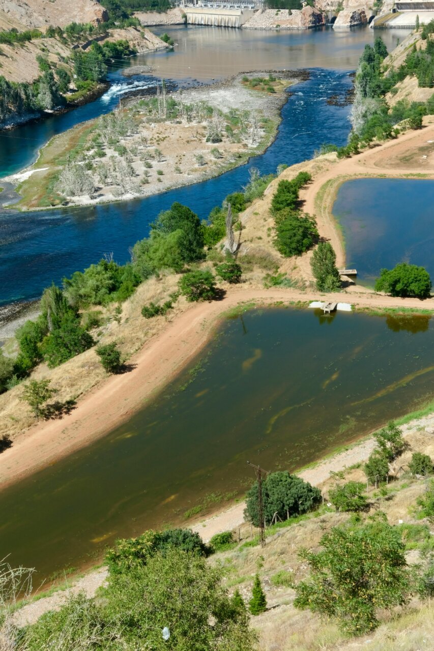 Vista aérea de terrenos y ríos en El Cadillal, Tucumán.