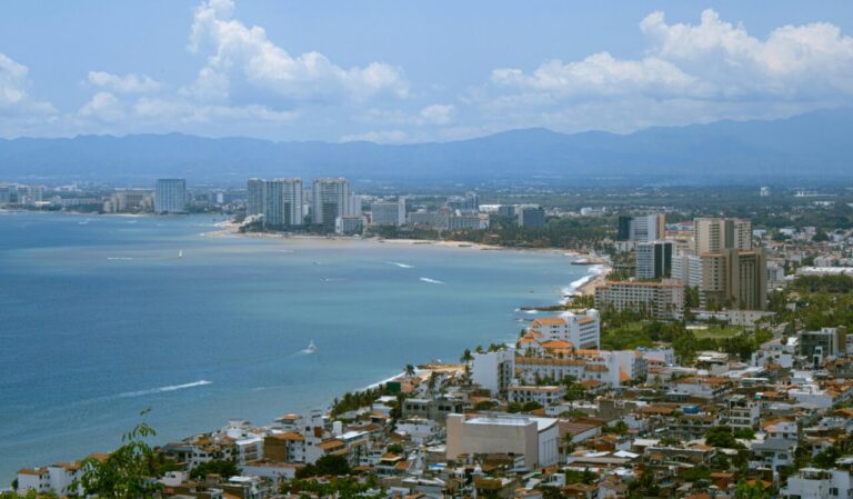 Vista panorámica de Puerto Vallarta con edificios y mar