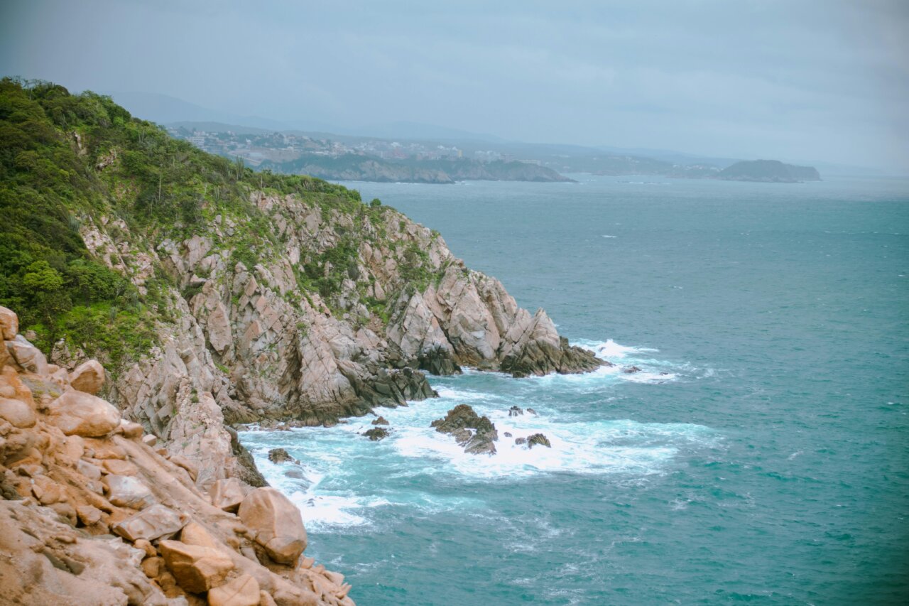 Vista de un paisaje costero con rocas y océano