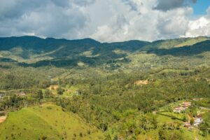 Vista panorámica de las montañas y campos en Guatapé, Colombia
