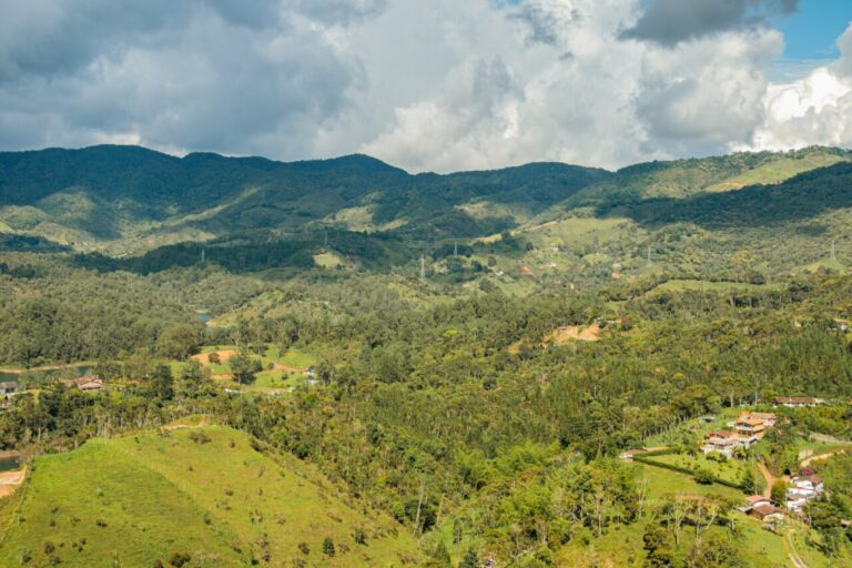 Vista panorámica de las montañas y campos en Guatapé, Colombia