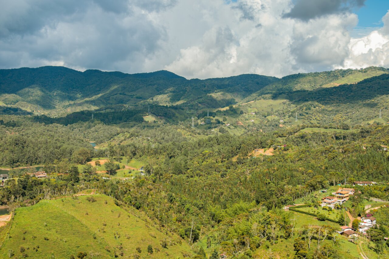 Vista panorámica de las montañas y campos en Guatapé, Colombia