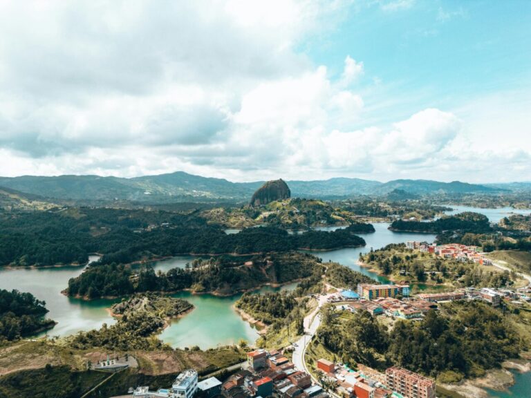 Vista aérea de un paisaje con lago y roca en Colombia