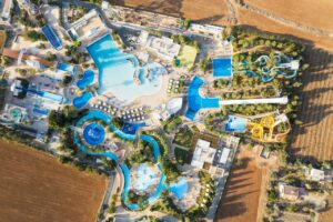 Vista aérea de un parque acuático con toboganes y áreas recreativas
