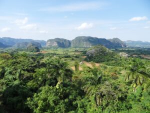 Vista panorámica de un paisaje natural en Cuba con montañas y vegetación