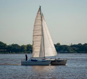 Catamarán navegando en la Laguna Iberá con un guía a bordo