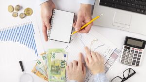 Personas discutiendo sobre finanzas y estrategias de crédito