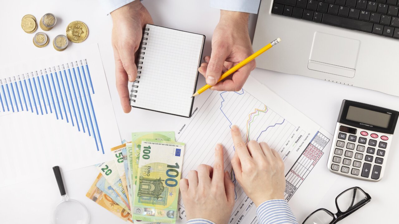 Personas discutiendo sobre finanzas y estrategias de crédito