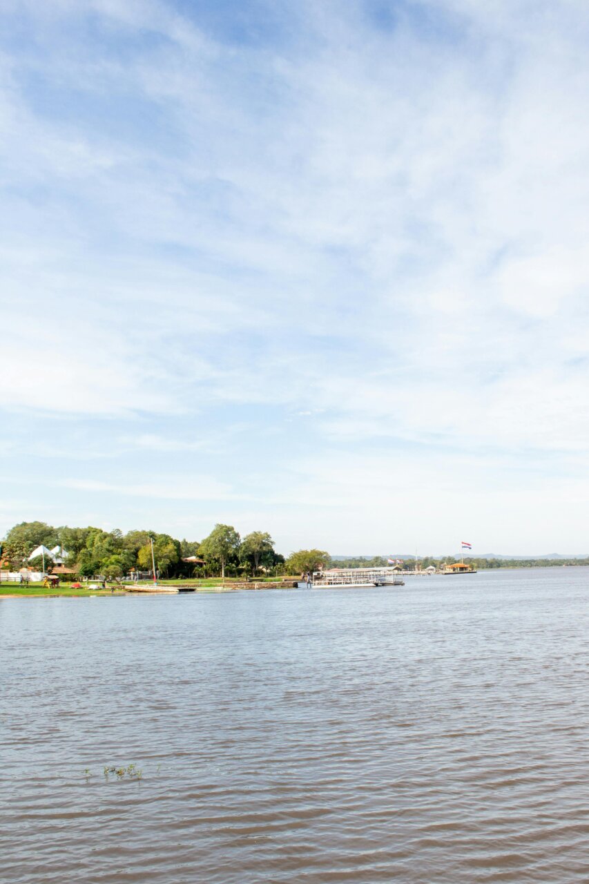 Vista del complejo turístico Highlands Park en San Bernardino con lago y vegetación