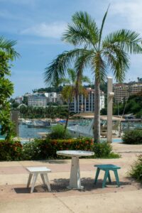 Vista de un terreno en Ixtapa con mesas y palmeras
