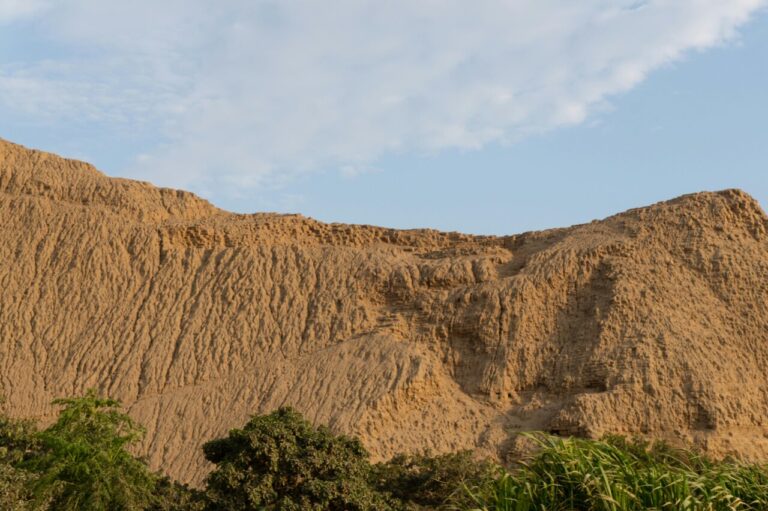 Vista de las Huacas de San Marcos en Lima, Perú.
