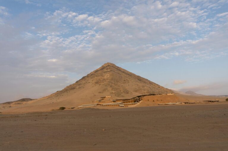 Vista de las Huacas de San Marcos en Lima con cielo nublado