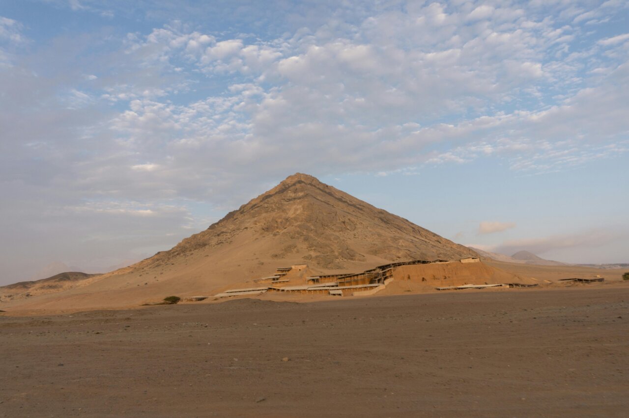 Vista de las Huacas de San Marcos en Lima con cielo nublado