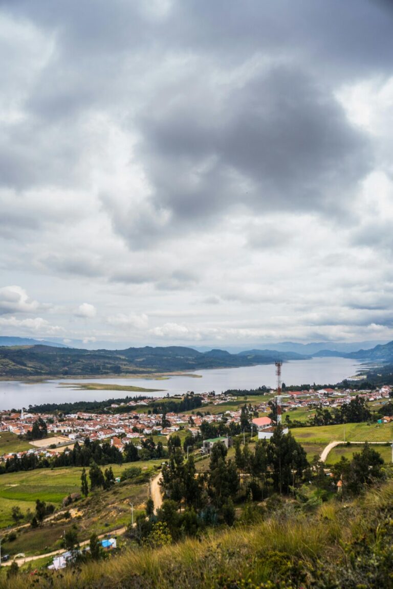 Vista panorámica de La Calera, Bogotá, con nubes y paisaje verde.