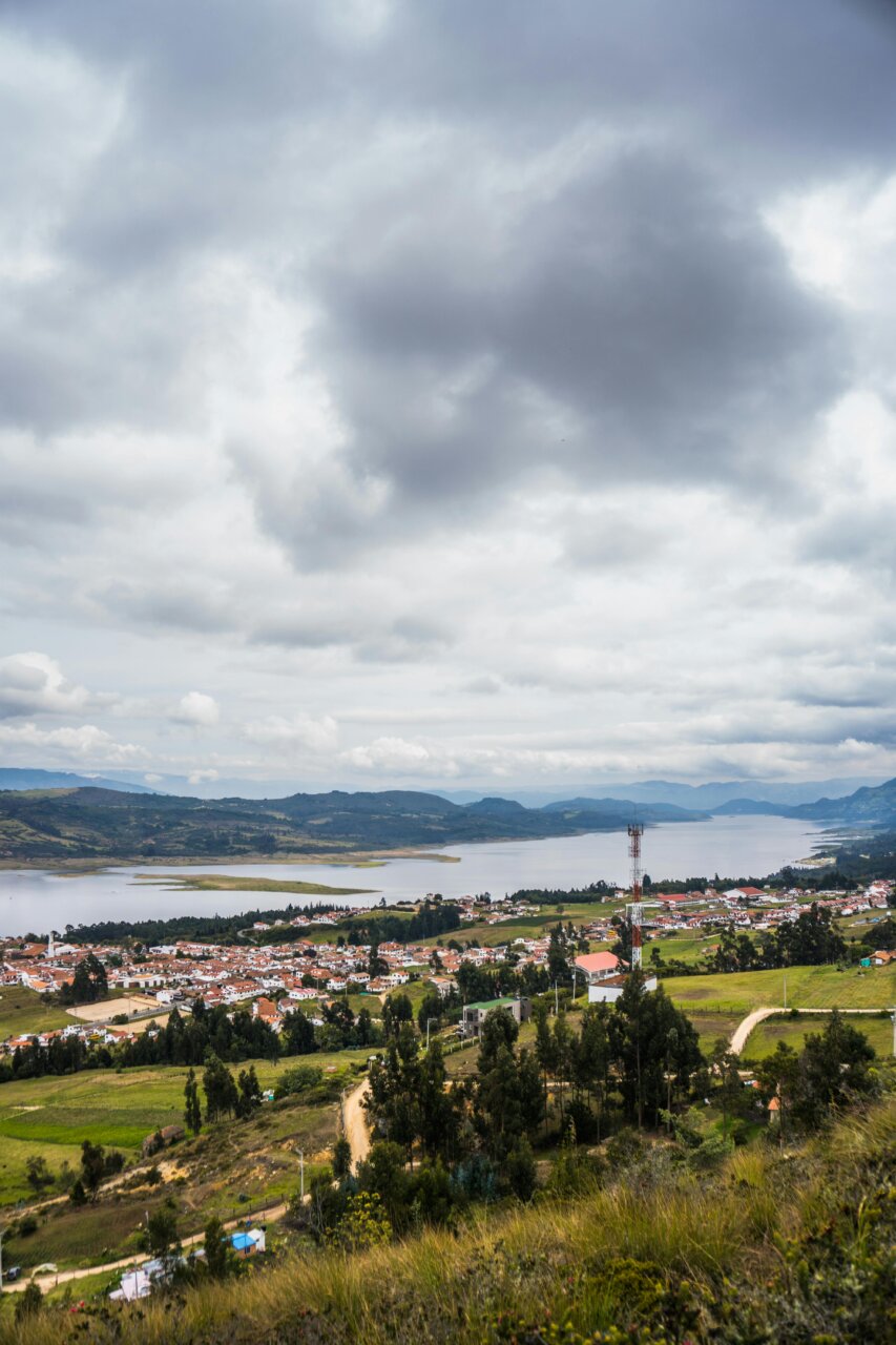 Vista panorámica de La Calera, Bogotá, con nubes y paisaje verde.