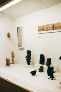 Exhibición de esculturas y artefactos en el Museo de Sitio Las Peañas