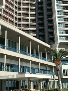 Vista del edificio Contramar Residencial en Ixtapa con balcones y palmeras