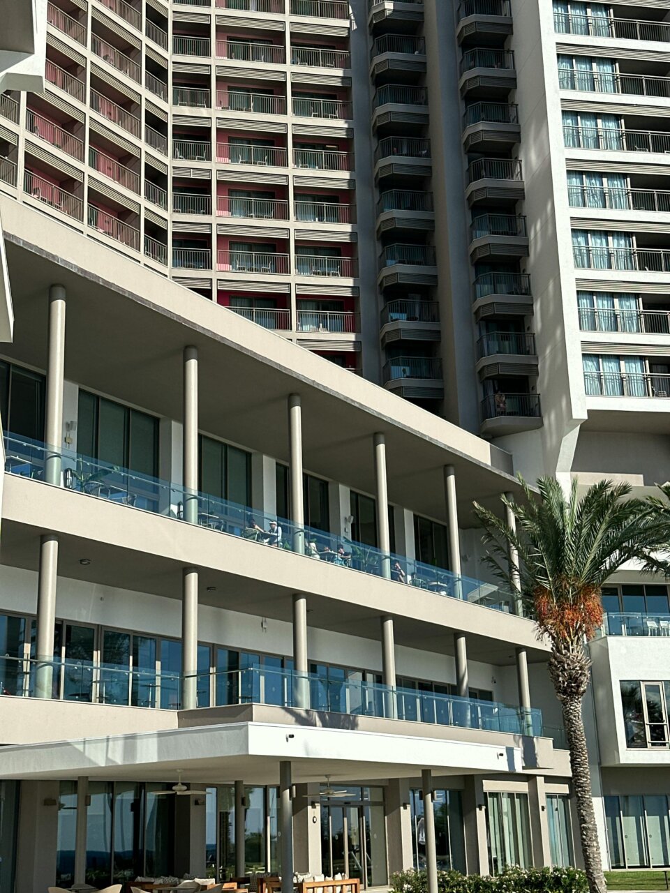 Vista del edificio Contramar Residencial en Ixtapa con balcones y palmeras
