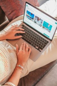 Persona utilizando una laptop para acceder a un portal de viajes B2B