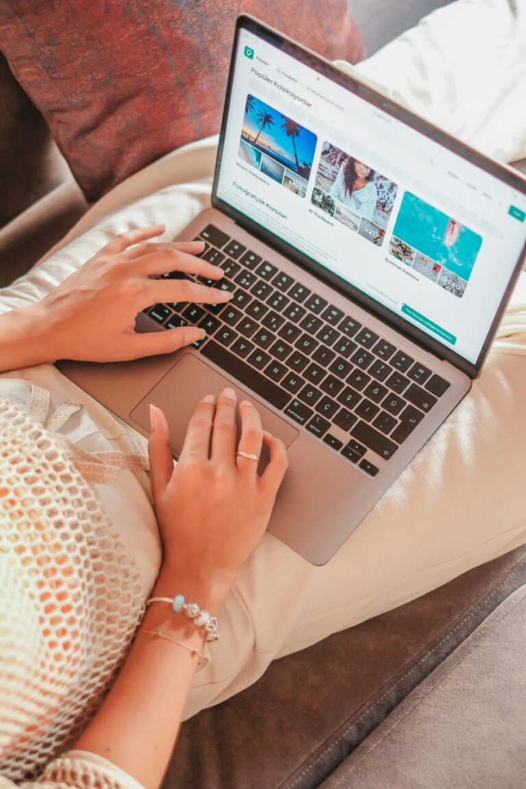 Persona utilizando una laptop para acceder a un portal de viajes B2B