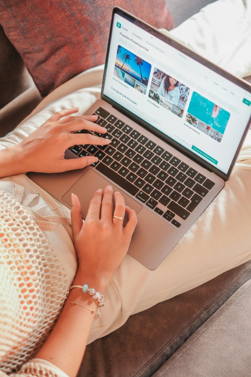 Persona utilizando una laptop para acceder a un portal de viajes B2B