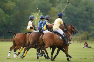 Jugadores de polo montando a caballo durante un partido en La Dolfina