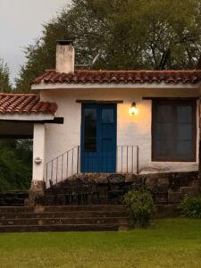 Vista exterior de una posada en Esteros del Iberá con jardín