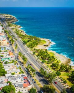 Vista aérea del litoral en Santo Domingo del Este con vegetación y carretera