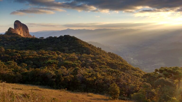 Vista panorámica de un paisaje montañoso al atardecer en Campos do Jordão