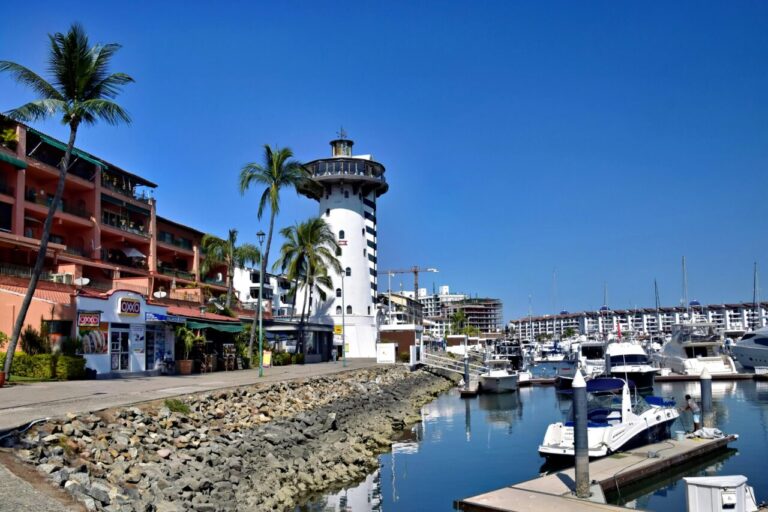 Vista del puerto en Puerto Vallarta con edificios y embarcaciones