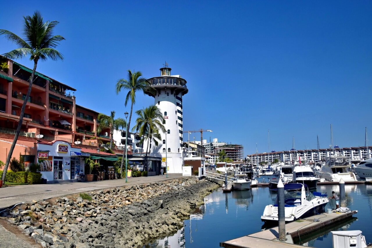 Vista del puerto en Puerto Vallarta con edificios y embarcaciones