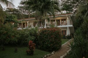 Vista exterior del Selvaje Lodge Iguazú rodeado de naturaleza