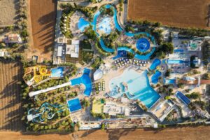 Vista aérea de un parque acuático con toboganes y piscinas