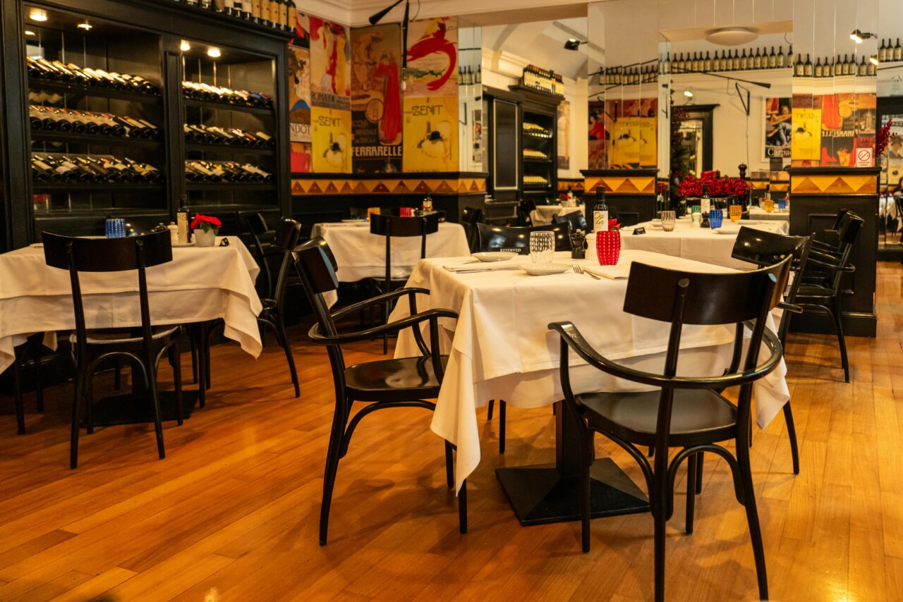 Interior de un restaurante con mesas y sillas elegantes