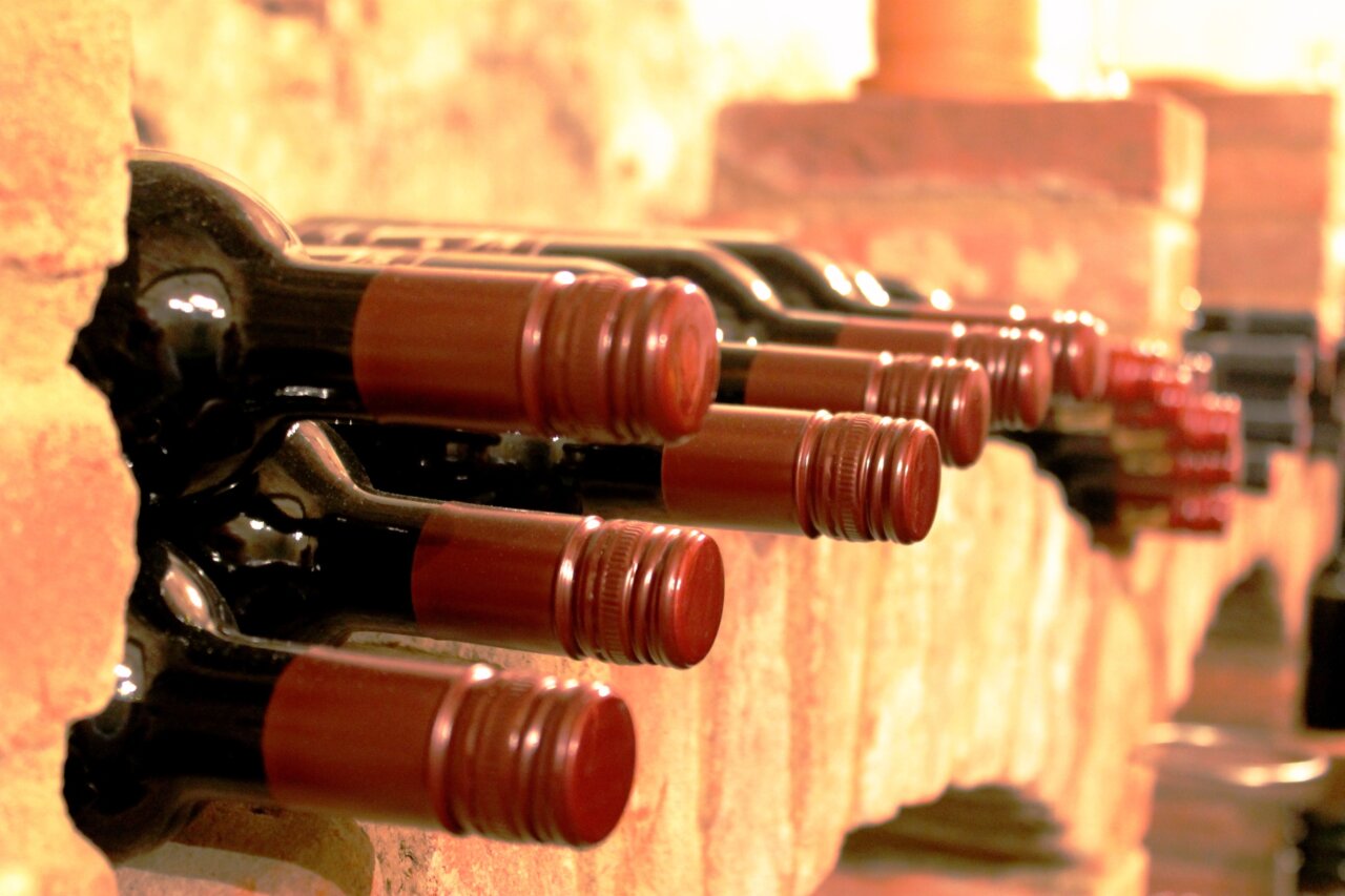 Botellas de vino en una bodega tradicional en San Rafael
