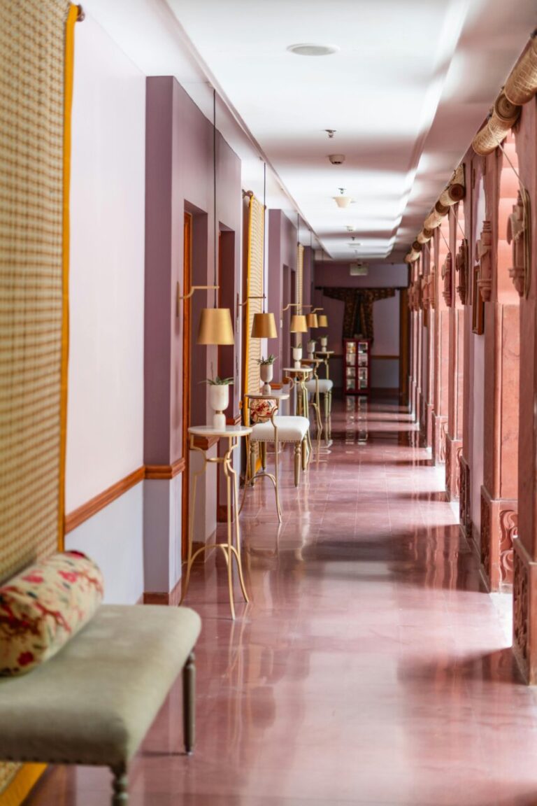 Pasillo del antiguo Hotel Bahía en Cienfuegos con decoración elegante