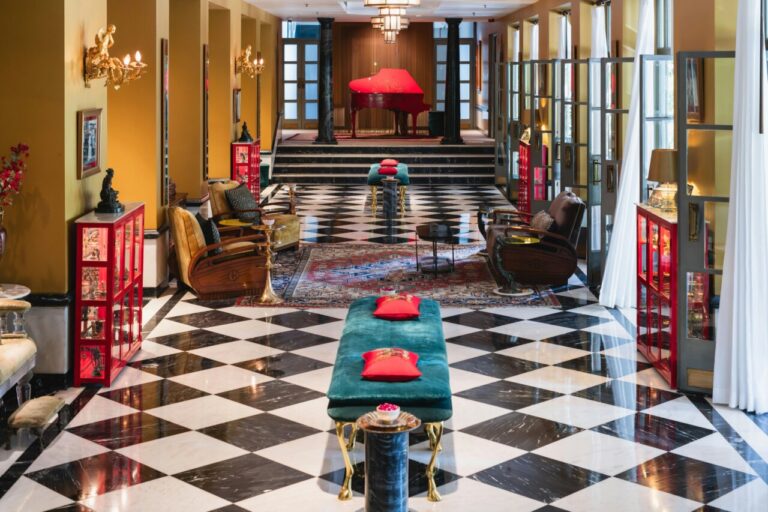Interior del hotel New York en Centro Habana con decoración ecléctica