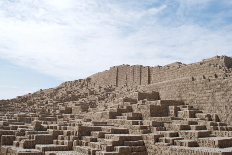 Vista de las ruinas de adobe en Lima, Perú bajo un cielo nublado