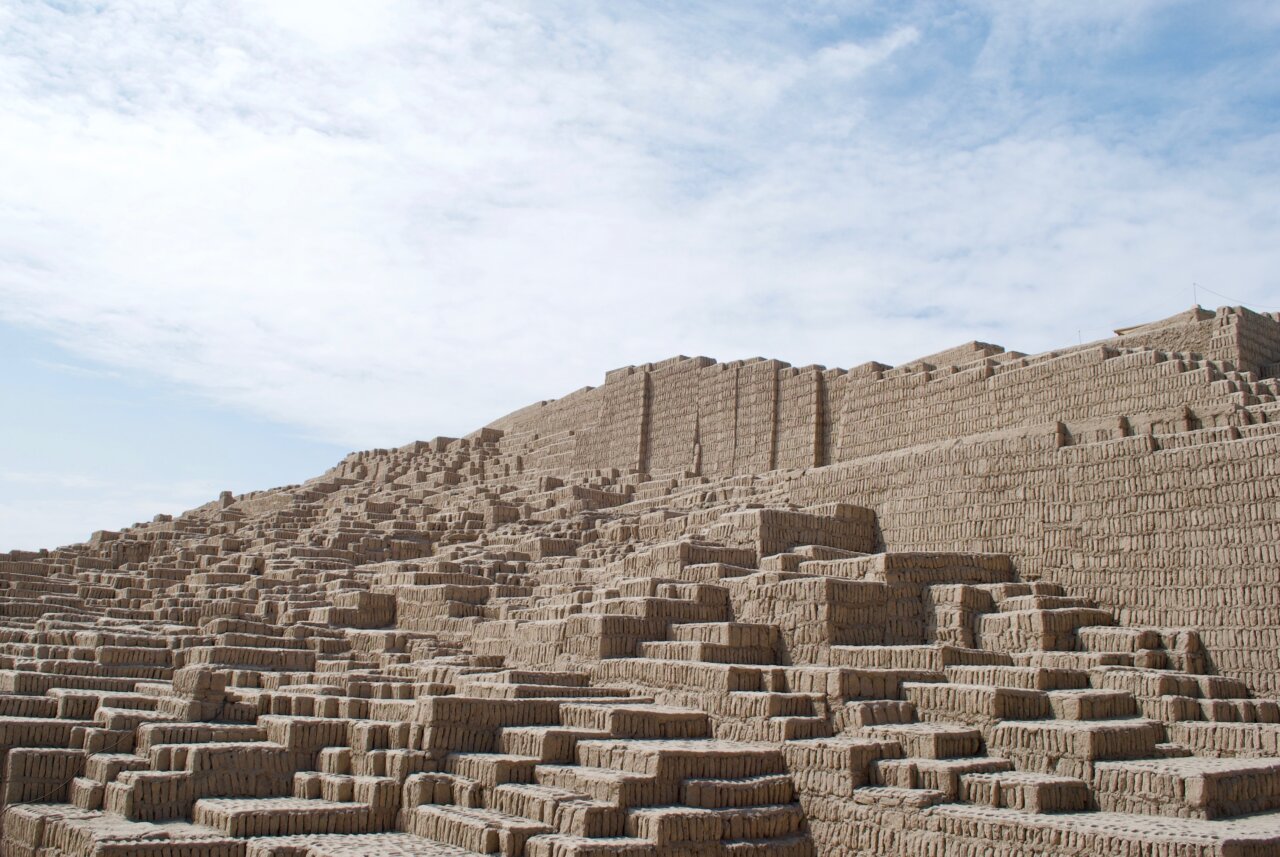 Vista de las ruinas de adobe en Lima, Perú bajo un cielo nublado