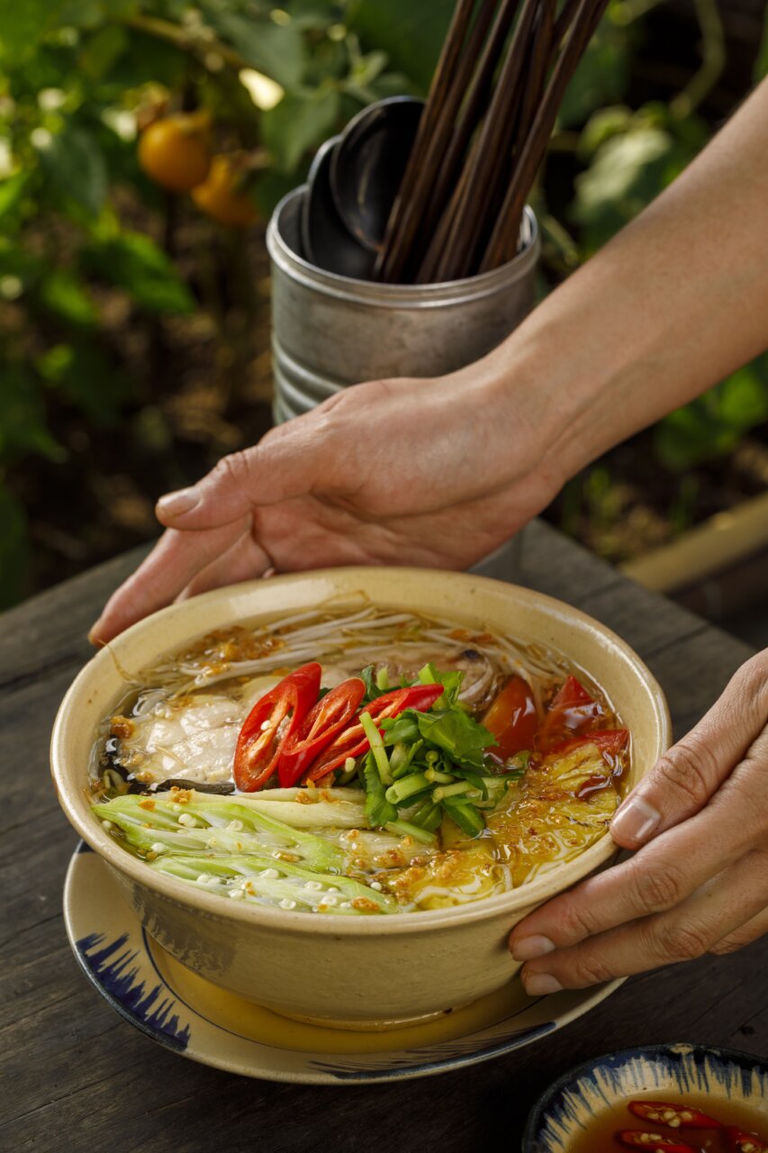 Plato de fideos vietnamitas con verduras y chiles frescos